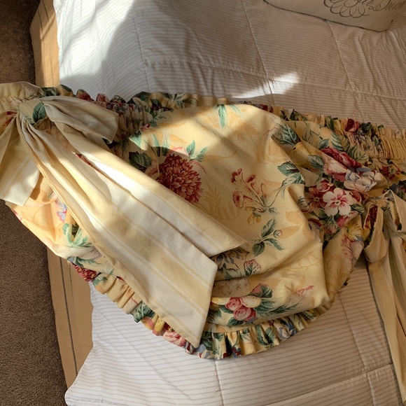 Elegant Custom-made Valence + Thick Rod | Buttercream yellow & floral - Picture 2 of 3